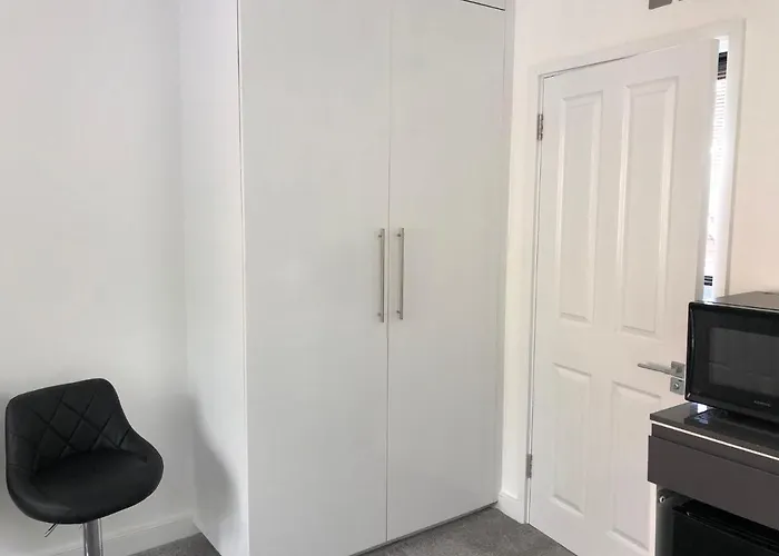 Self Contained Ensuite Double Bedroom With Own Entrance Free Off Street Parking